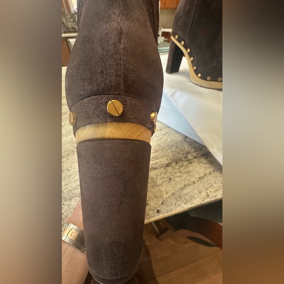 Veronica Beard PRISTINE Glendale suede clog boot Sz 7 espresso color gold rivets - Picture 9 of 16